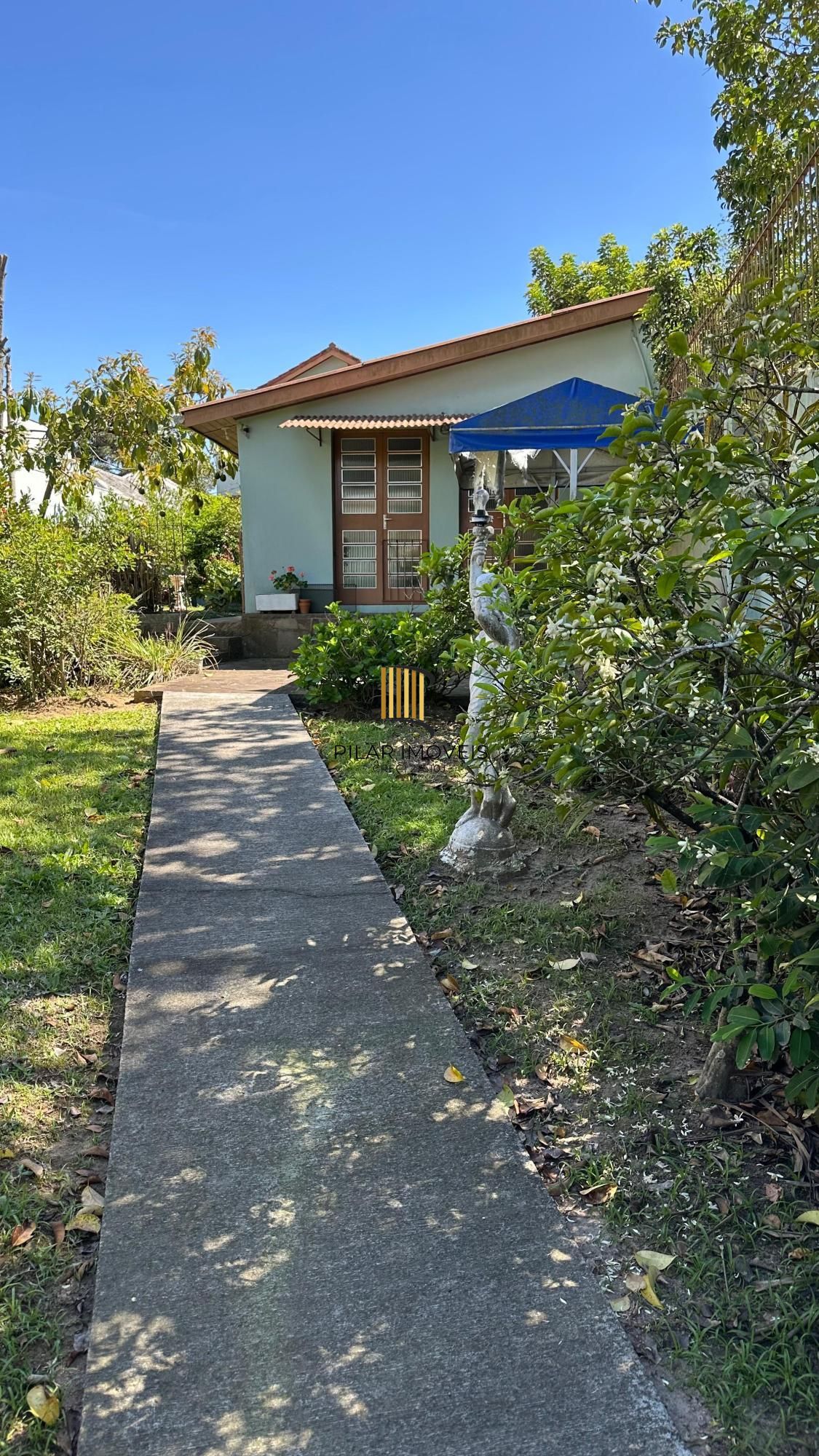 Casa com 4 dormitórios no Bairro Tristeza, com churrasqueira, lareia e vaga de garagem.