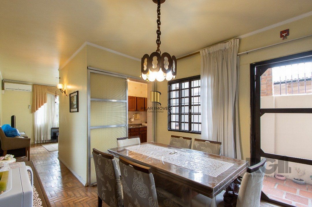 Casa térrea, 2 quartos, 2 vagas, edicula com 1 quarto e um banheiro - Bairro Tristeza