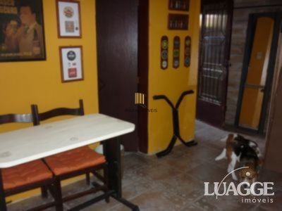 casa com 4 dormitórios, sendo uma suíte , e 530 area privativa