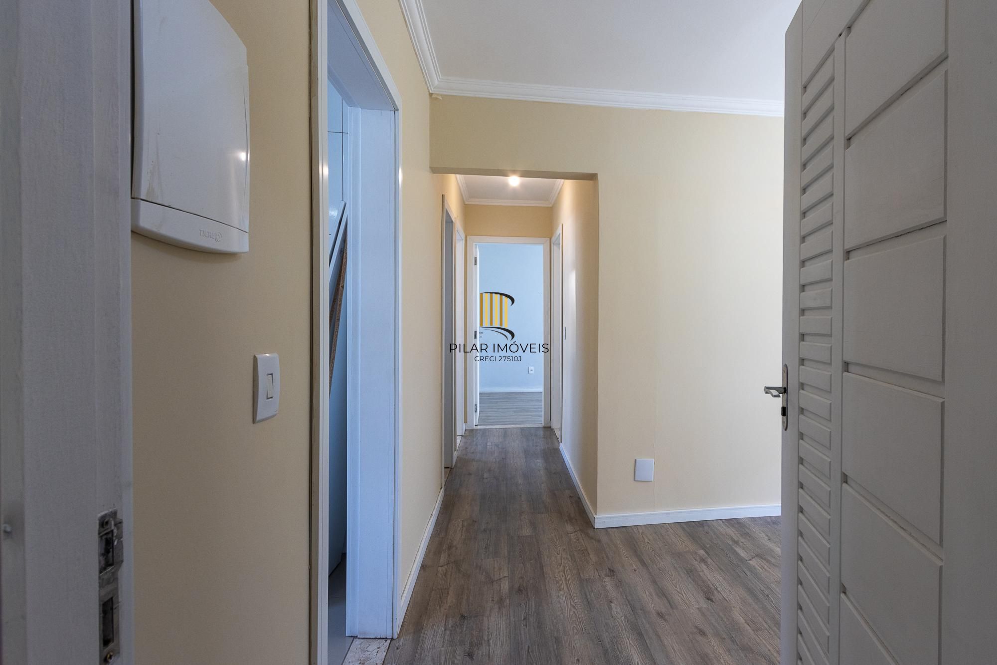 APARTAMENTO REFORMADO, 3 QUARTOS, 1 VAGA ROTATIVA - BAIRRO CAMAQUÃ