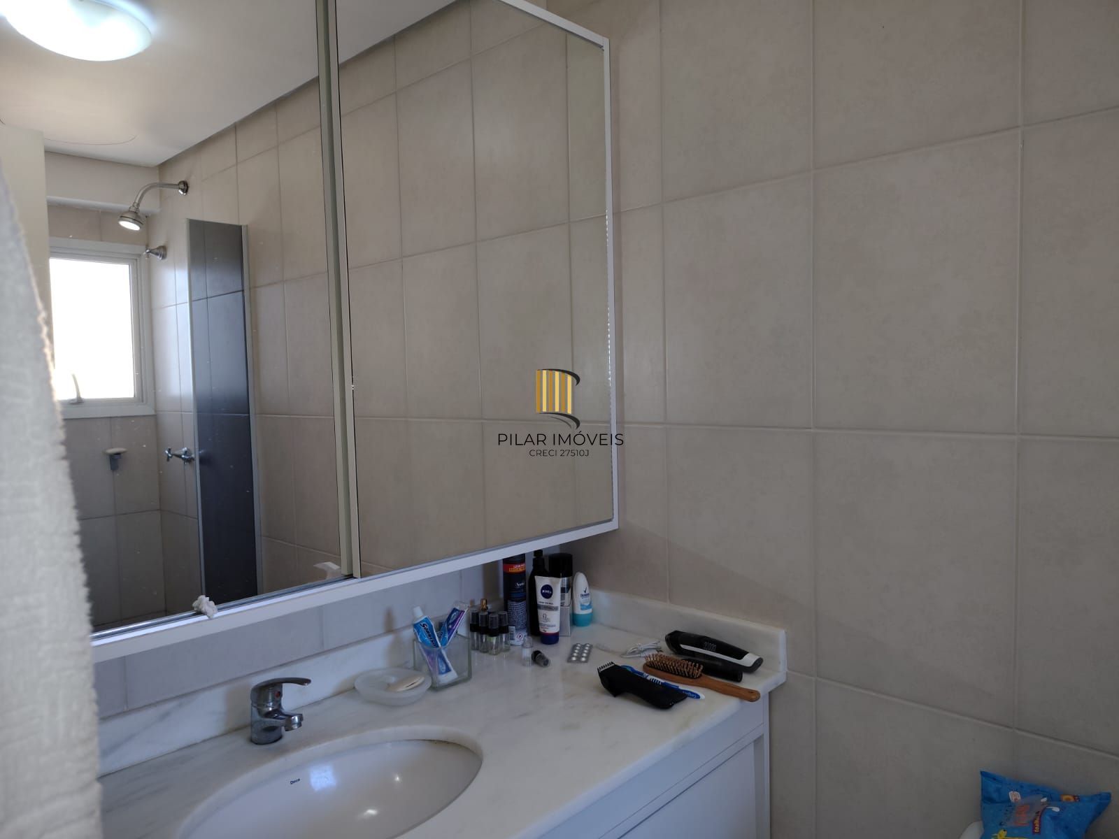 Cobertura de 3 dormitórios, 1 suíte, 2 vagas escrituradas e vista para o Guaíba.