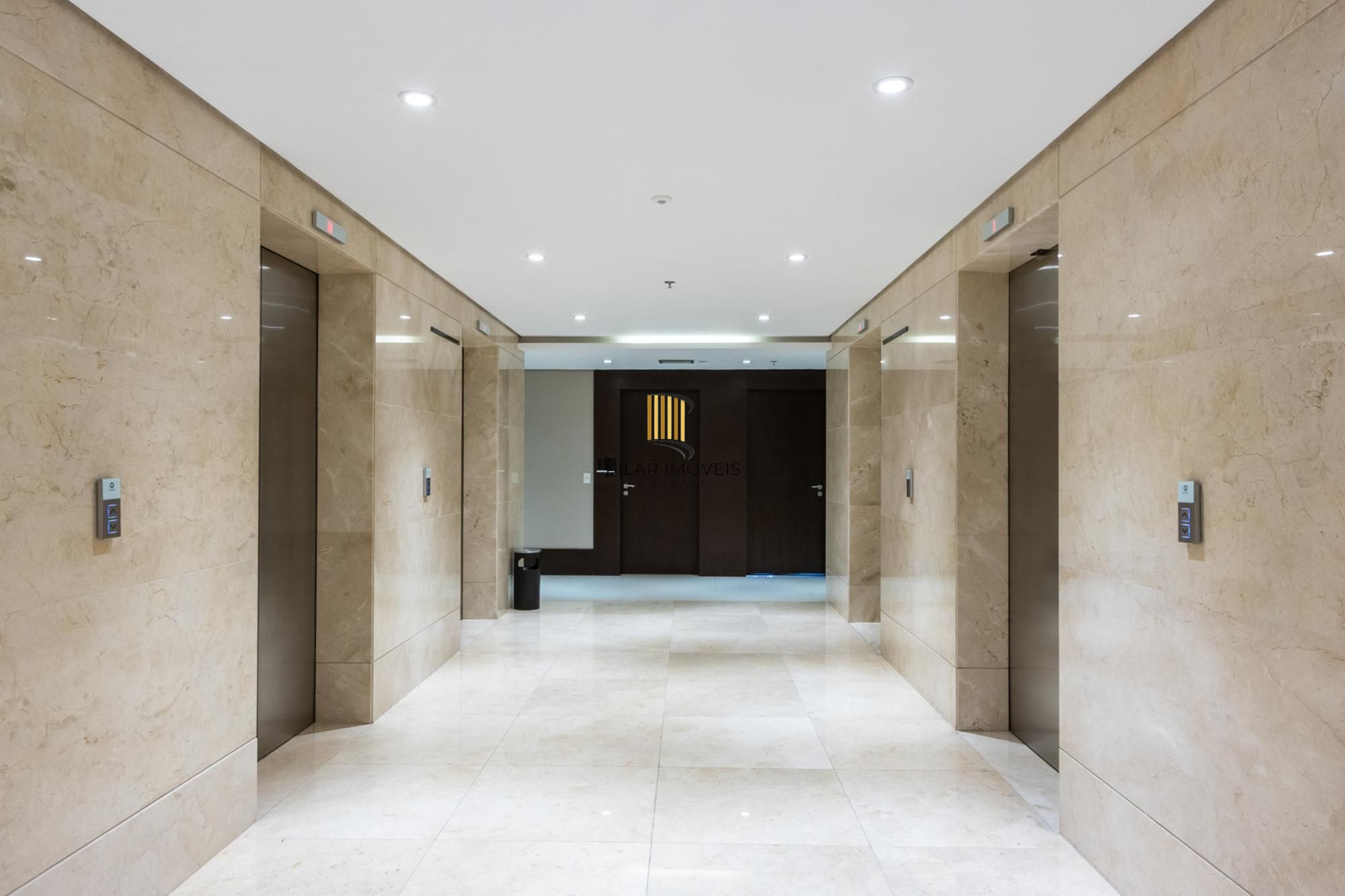 Sala Comercial no Ed. Cristal Tower  junto ao Barra Shopping no Bairro Cristal