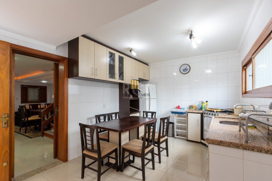 Casa para Venda - 247m², 3 dormitórios, sendo 1 suites, 4 vagas - Vila Nova