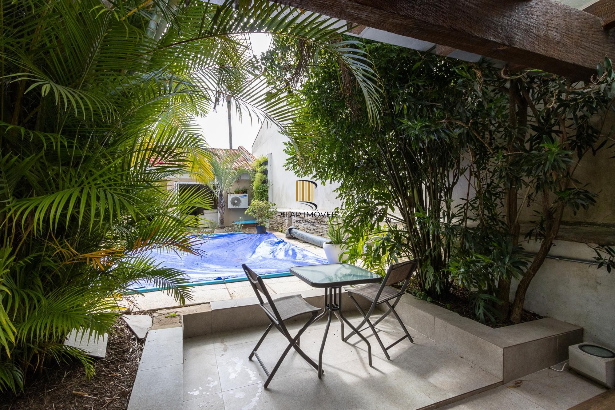 Casa térrea, 2 dormitórios, 1 suíte e 2 vagas no bairro Aberta dos Morros.