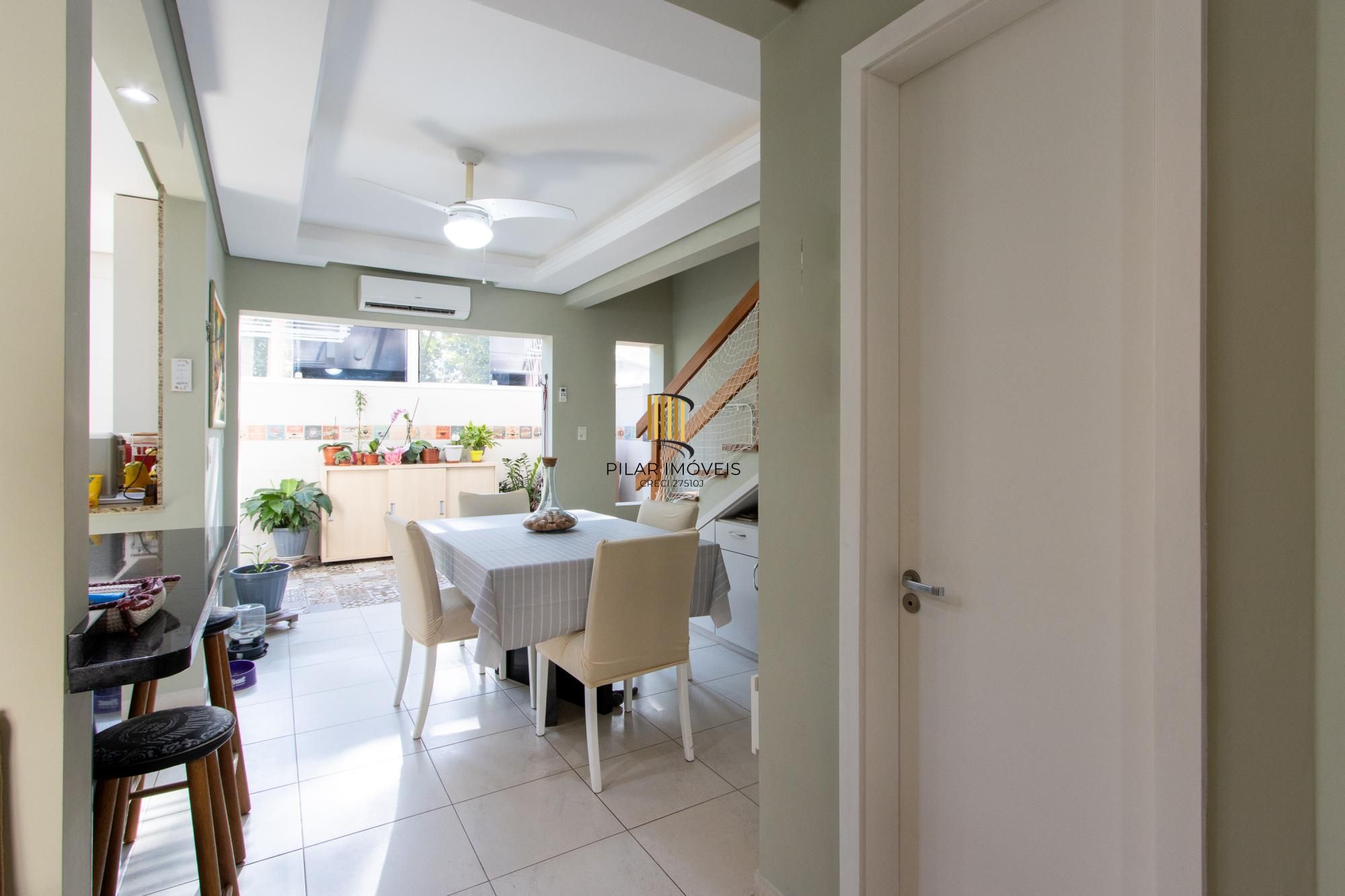 Casa em condomínio, com 3 quartos, com suíte, 2 vagas cobertas, churrasqueira, no Bairro Nonoai.