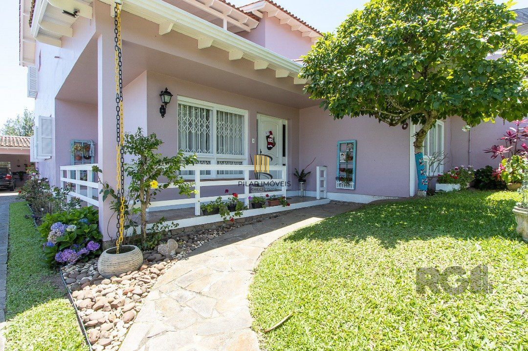 Casa com 4 quartos, suíte, churrasqueira, lareira, garagem coberta e lindo jardim.