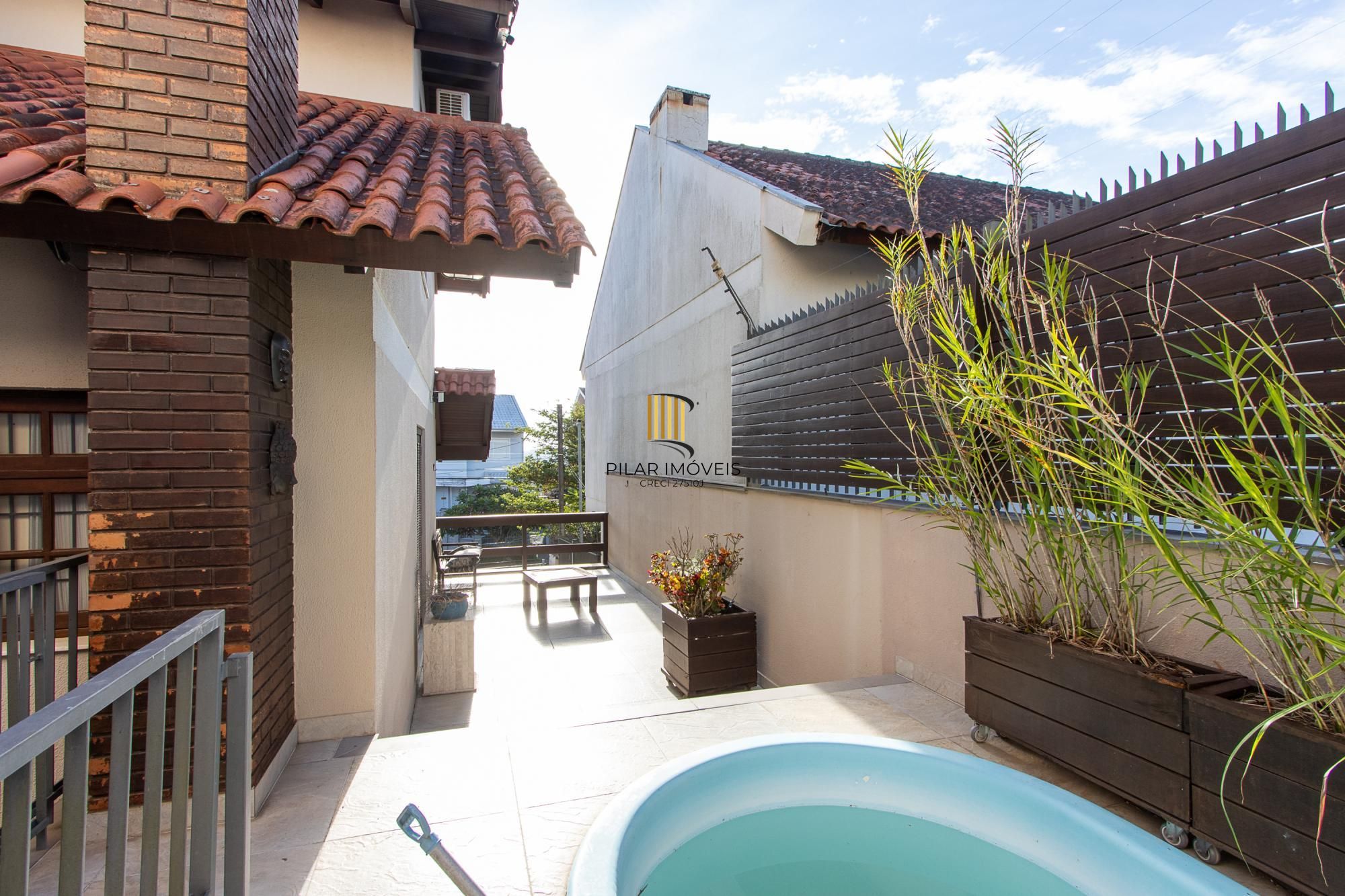 Excelente casa de 3 dormitórios, 1 suíte, pátio, piscina e vaga para 2 carros cobertas.