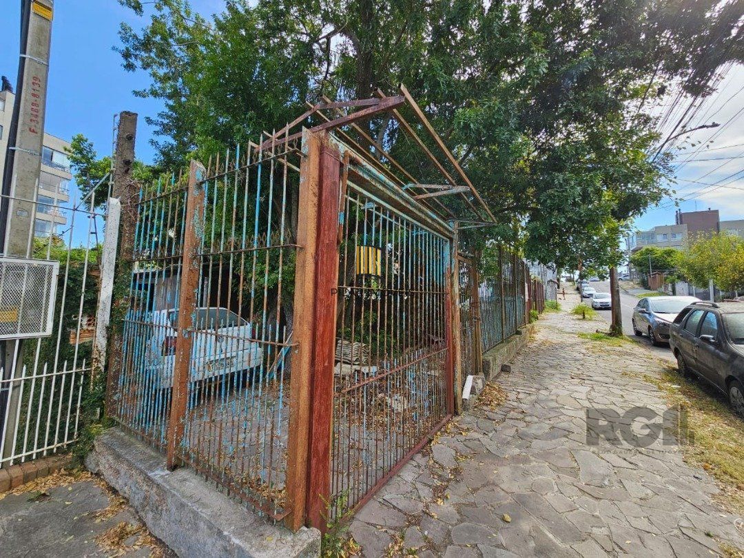 Terreno plano de 426 m², localizado na Rua Padre João Batista Reus,