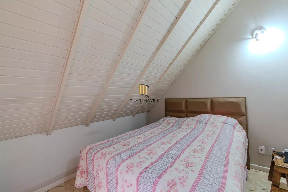 Casa de condomínio, 3 dormitórios, 1 suíte e 2 vagas cobertas no bairro Teresópolis.