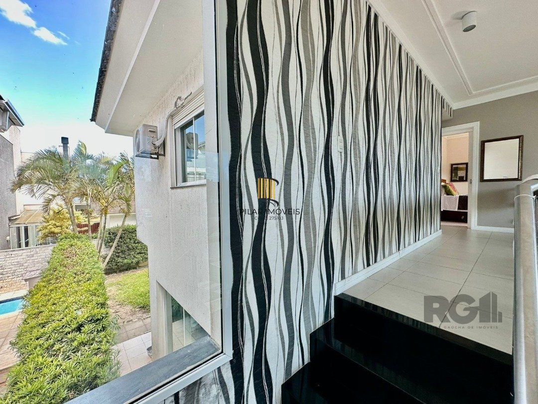 CASA EM CONDOMINIO COM TRES DORMITÓRIOS TRES SUITES