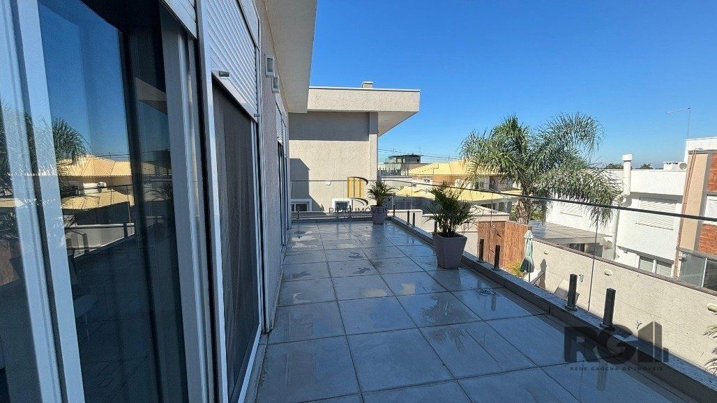 Casa em condomínio com 4 suítes, 4 vagas de garagem, pátio com piscina
