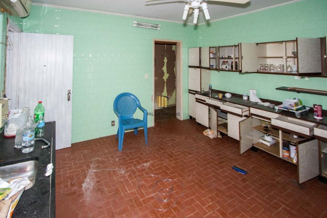 Casa para Venda - 200m², 3 dormitórios, 8 vagas - Cristal