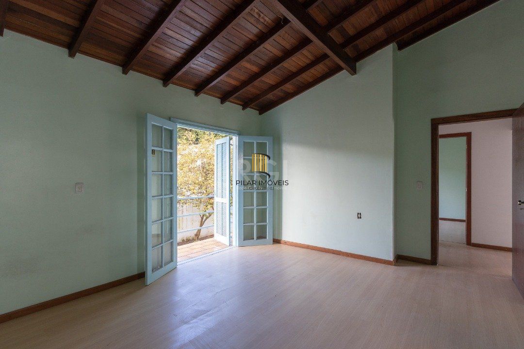 Casa com piscina em localização nobre no bairro Tristeza com vista para Rio Guaíba.