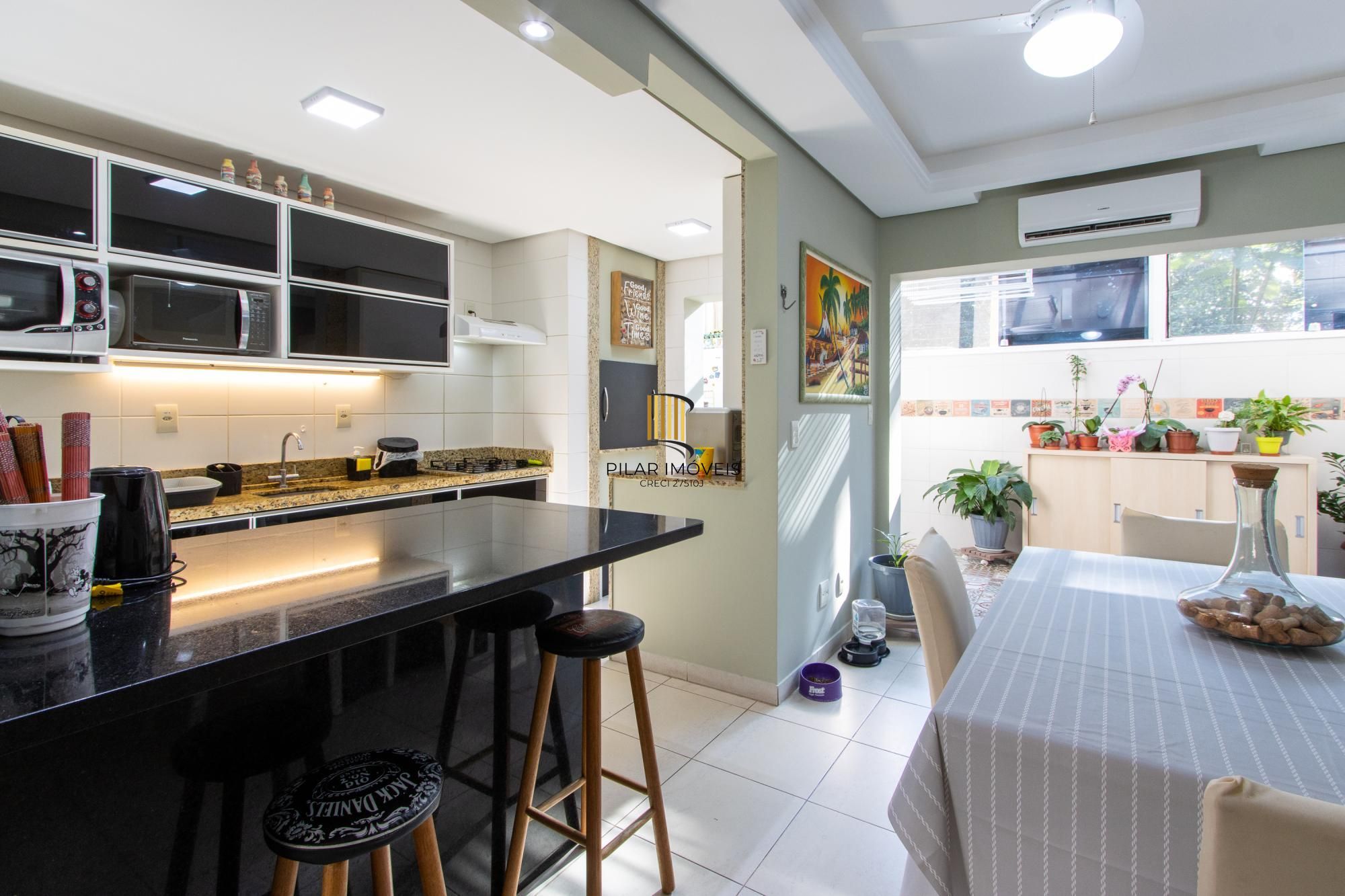 Casa em condomínio, com 3 quartos, com suíte, 2 vagas cobertas, churrasqueira, no Bairro Nonoai.