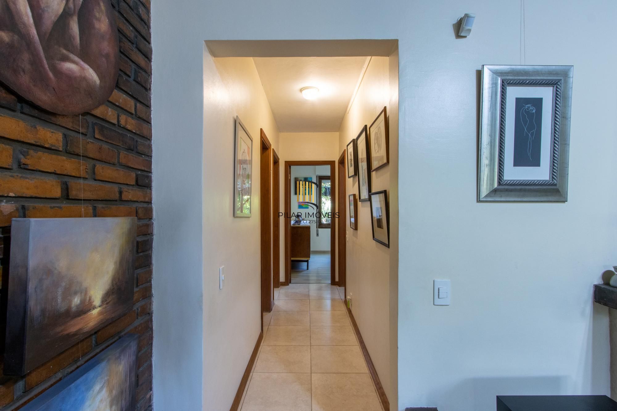 Casa de Alvenaria, possui 3 dormitórios, uma suíte, hall de entrada, lavabo,  living com lareira, cozinha ampla com armários, área gourmet com churrasqueira, corredor, pátio e 4 vagas de garagem, uma construção em anexo que possui hall de entrada, lavabo, living, cozinha, escritório, banheiro social