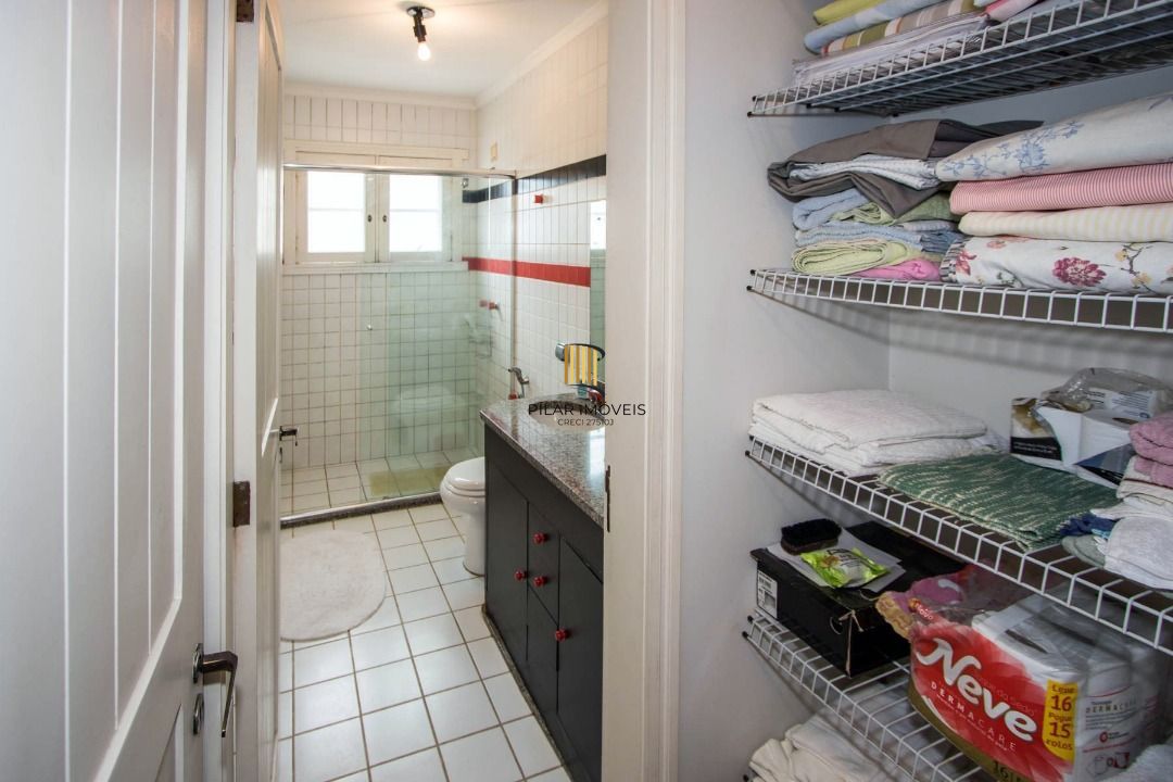 Casa para Venda - 489m², 4 dormitórios, sendo 2 suites, 3 vagas - Cristal