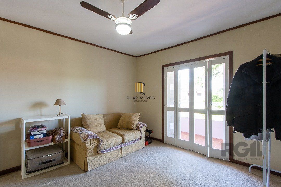 Casa com 4 quartos, suíte, churrasqueira, lareira, garagem coberta e lindo jardim.