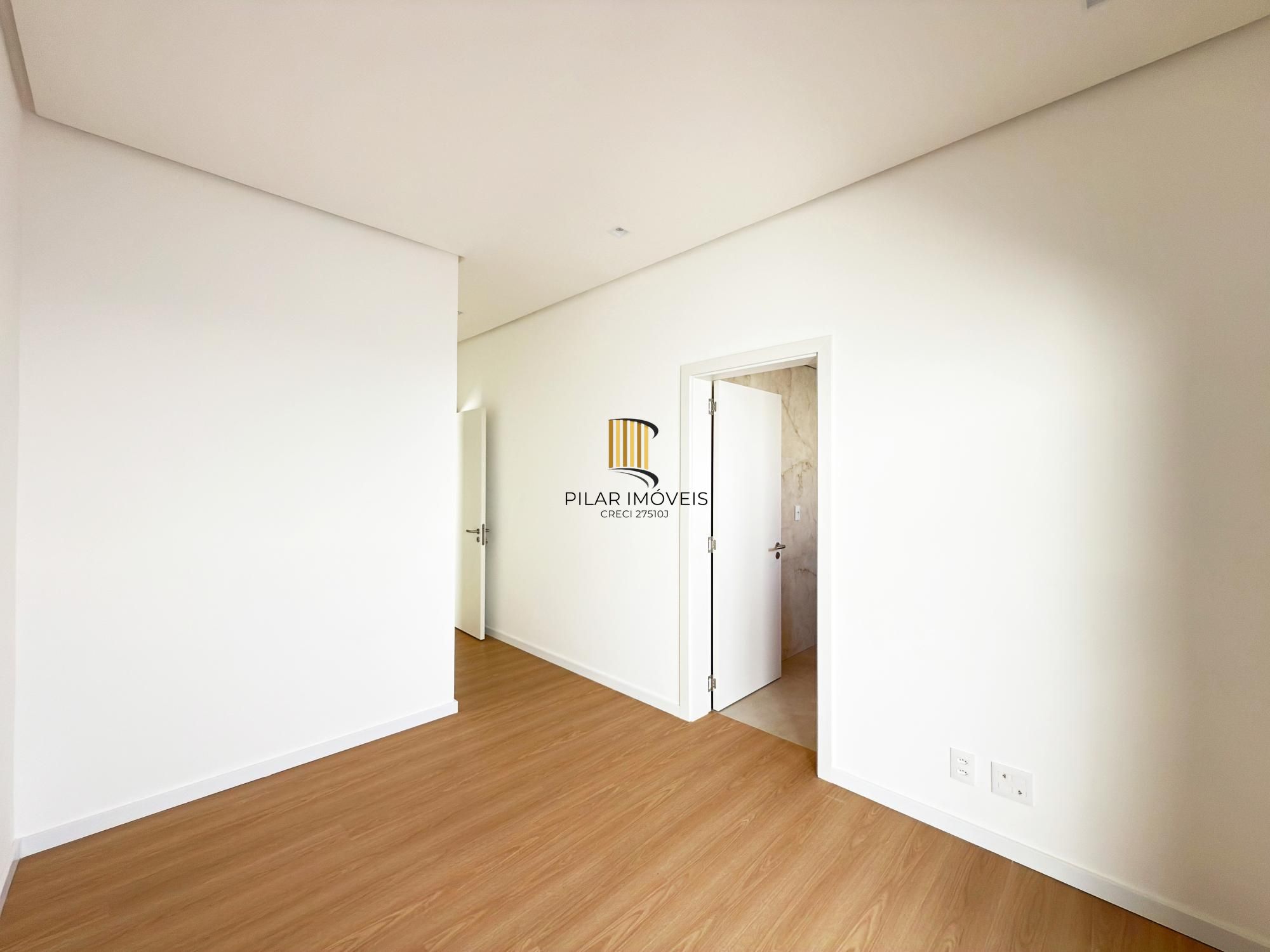 A casa conta com 434m2 de área construída, mas com um aproveitamento total dos 1.012m2 do lote