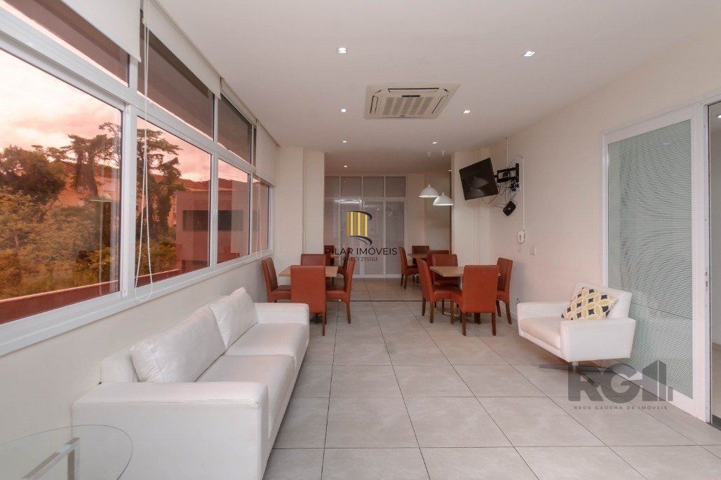Apartamento andar alto que possui 2 dormitórios, sendo 1 súite, living para 2 ambientes, cozinha mobiliada, banheiro auxiliar