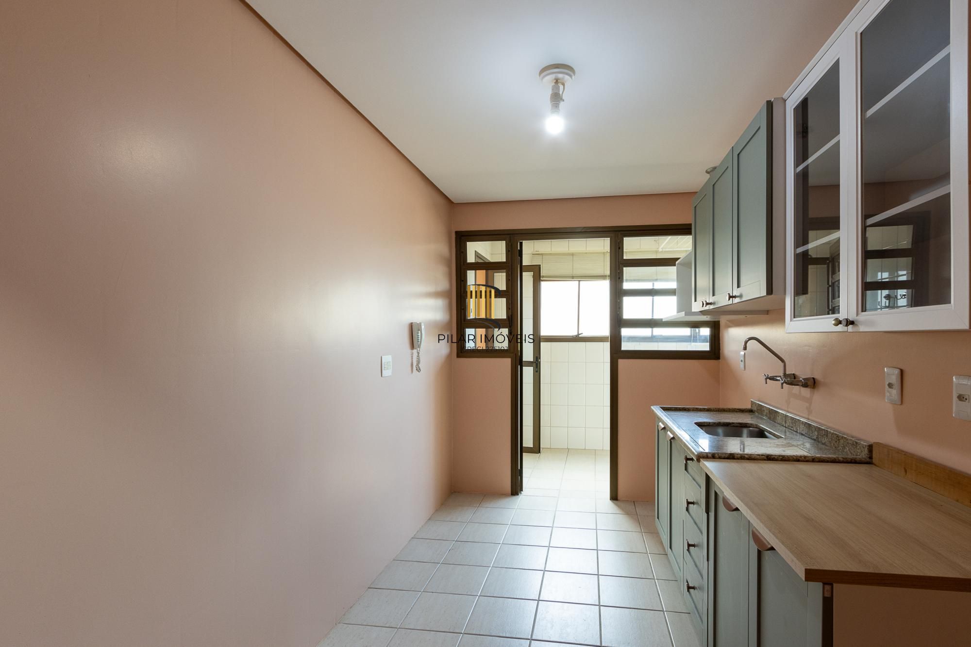 Apartamento 3 quartos, 1 suite, dependência, sacada com churrasqueira, 2 vagas - Bairro Menino Deus