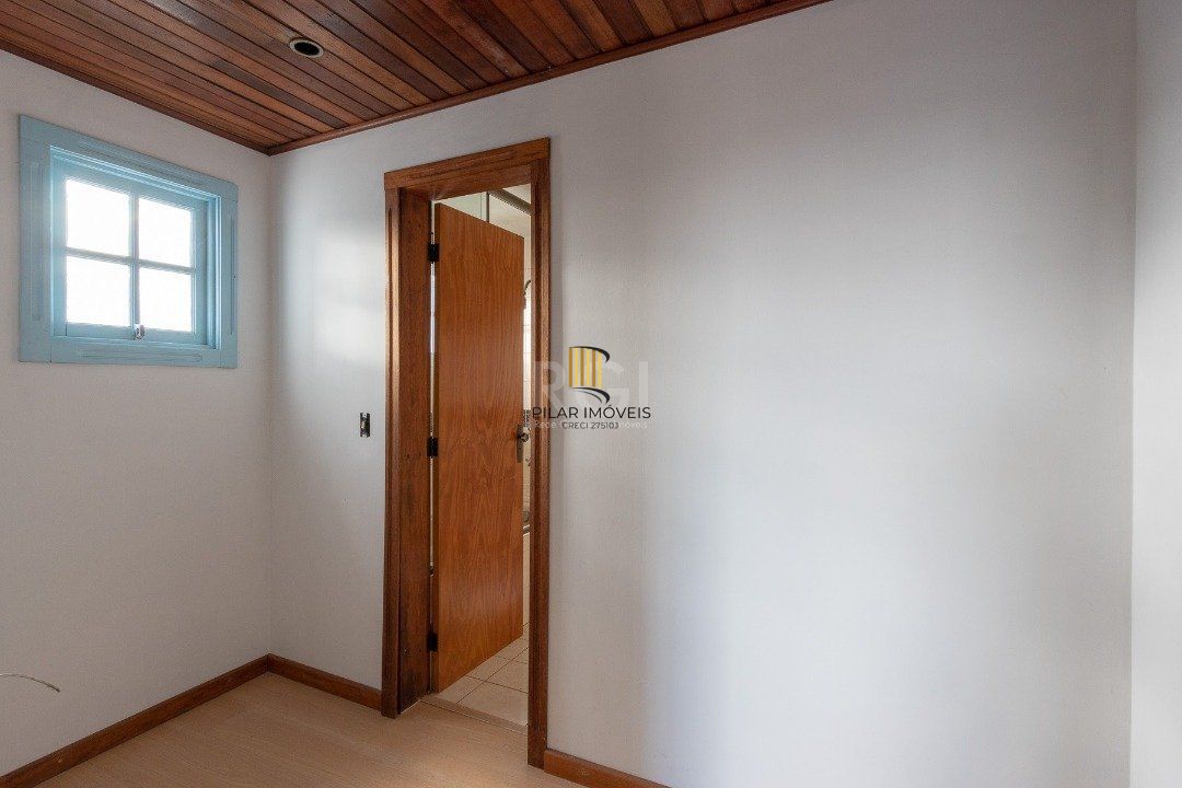 Casa com piscina em localização nobre no bairro Tristeza com vista para Rio Guaíba.