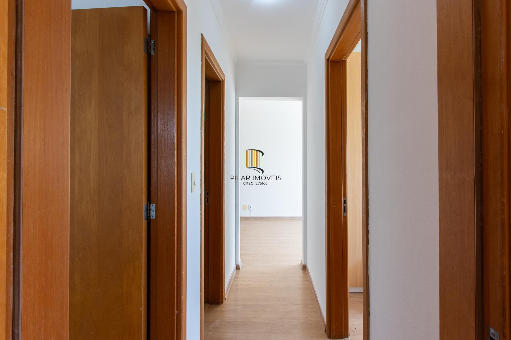 Apartamento de 3 dormitórios, 1 banheiro e uma vaga de garagem.