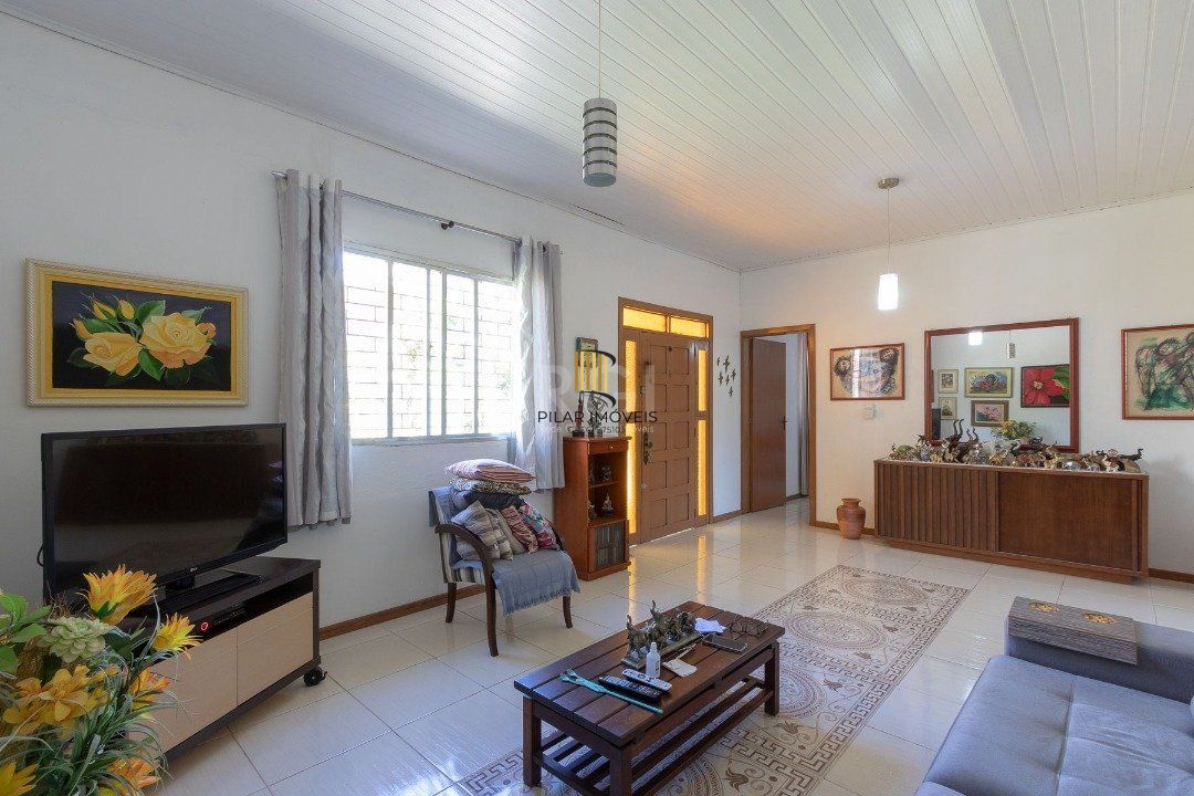 Casa para Venda - 370m², 4 dormitórios, sendo 1 suites, 6 vagas - Lomba do Pinheiro