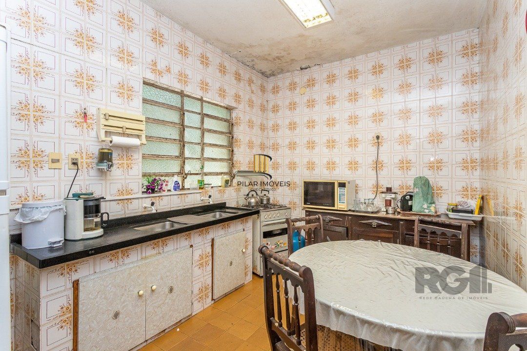 Casa  4 dormitórios, sendo 1 suíte no bairro Menino Deus em Porto Alegre