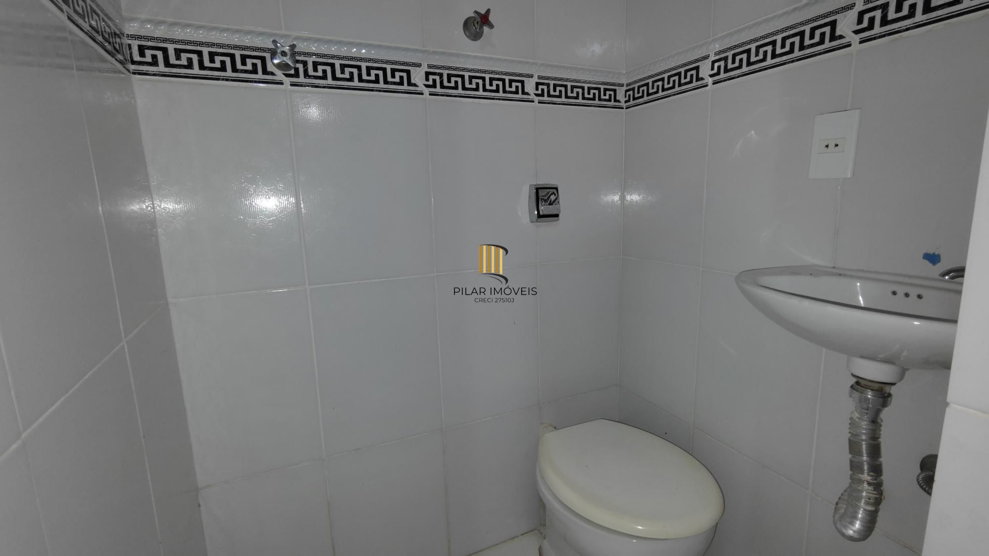 Casa de condomínio, 3 dormitórios, 1 suíte, 1 vaga coberta, no bairro Cristal.