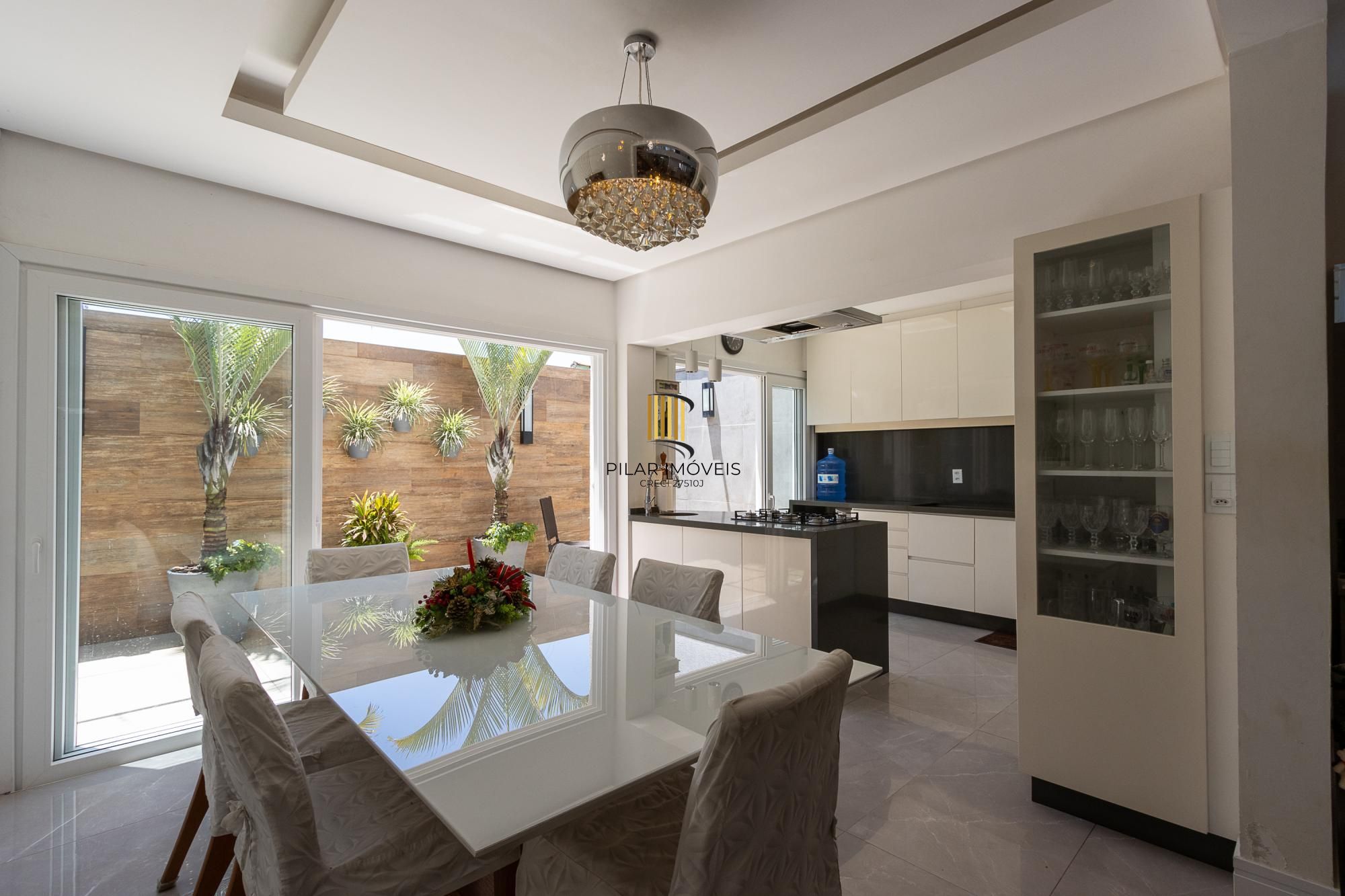 Excelente casa de 3 dormitórios, 3 suítes e 2 vagas no bairro Cavalhada.