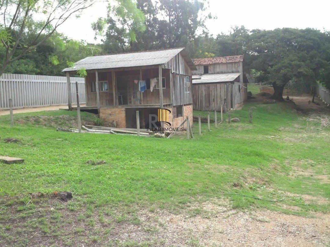 terreno com 2.500m² de área cercado com muro de concreto