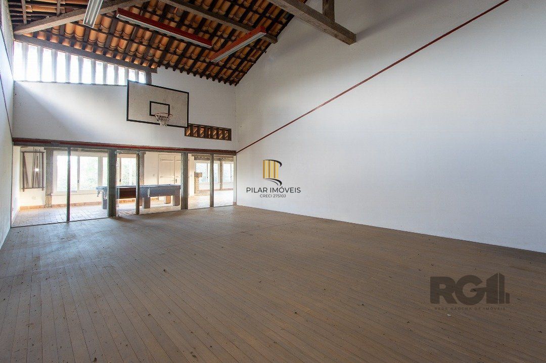 Casa Condomínio a Venda - 880m², 5 dormitórios, sendo 2 suítes, a master com lareira, 4 vagas - Cavalhada