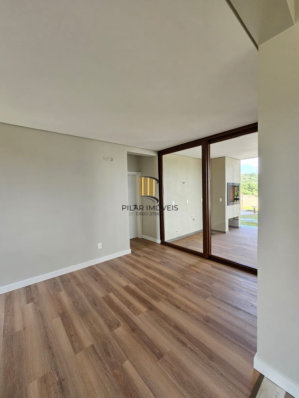 Casa de condomínio, 3 dormitórios, 3 suítes, 2 vagas de garagem.