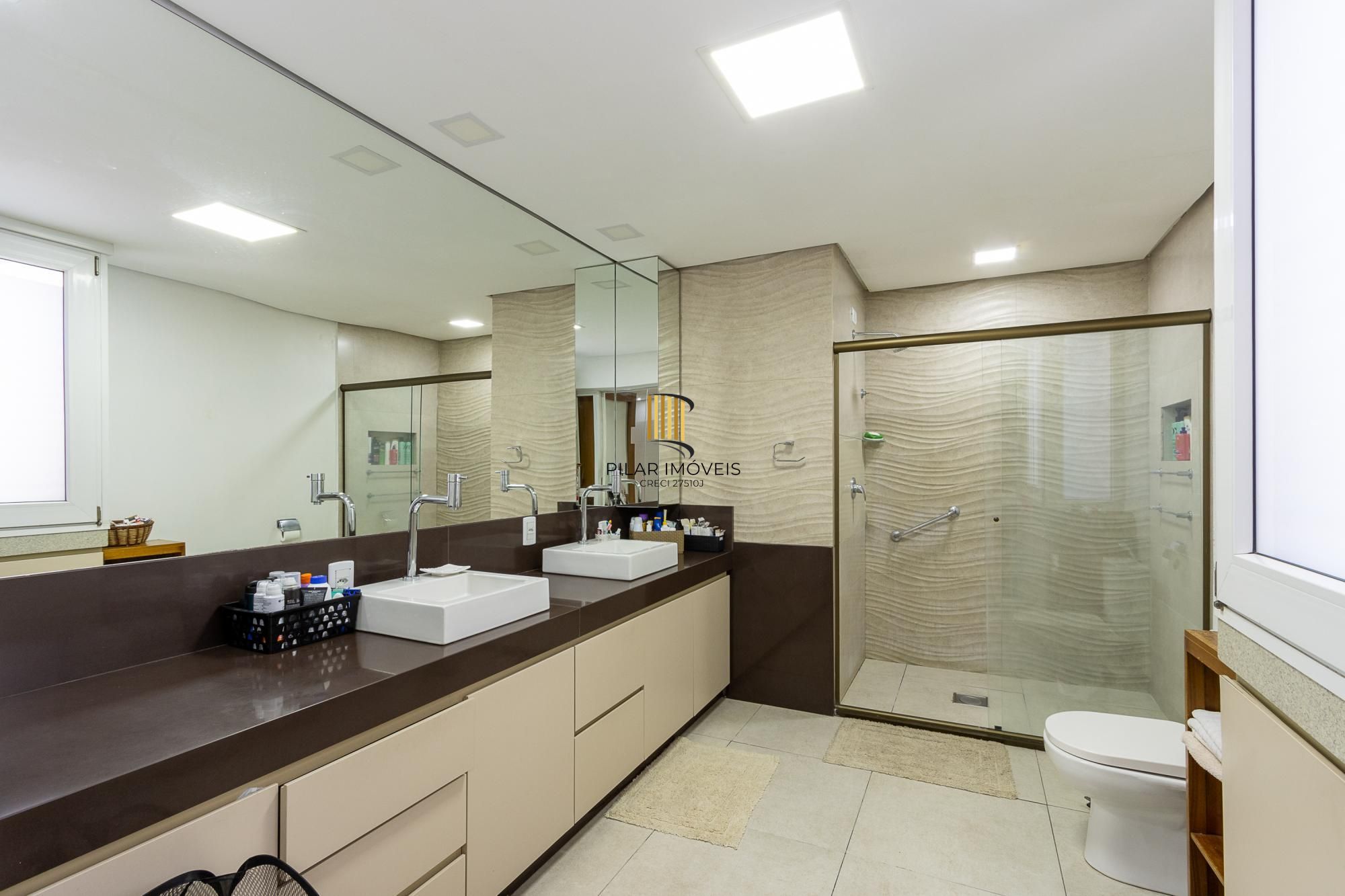 Excelente casa de 3 dormitórios, 3 suítes e 2 vagas no bairro Cavalhada.