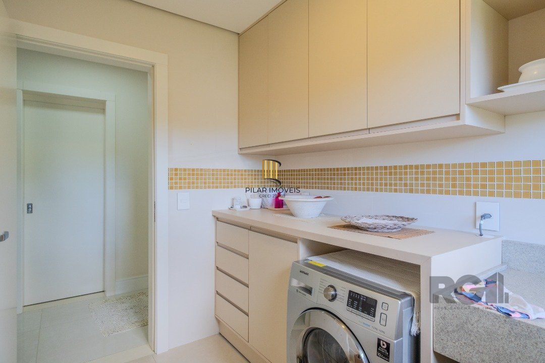 Casa semimobiliada e possui 3 suítes (sendo 1 delas master com closet e hidro)