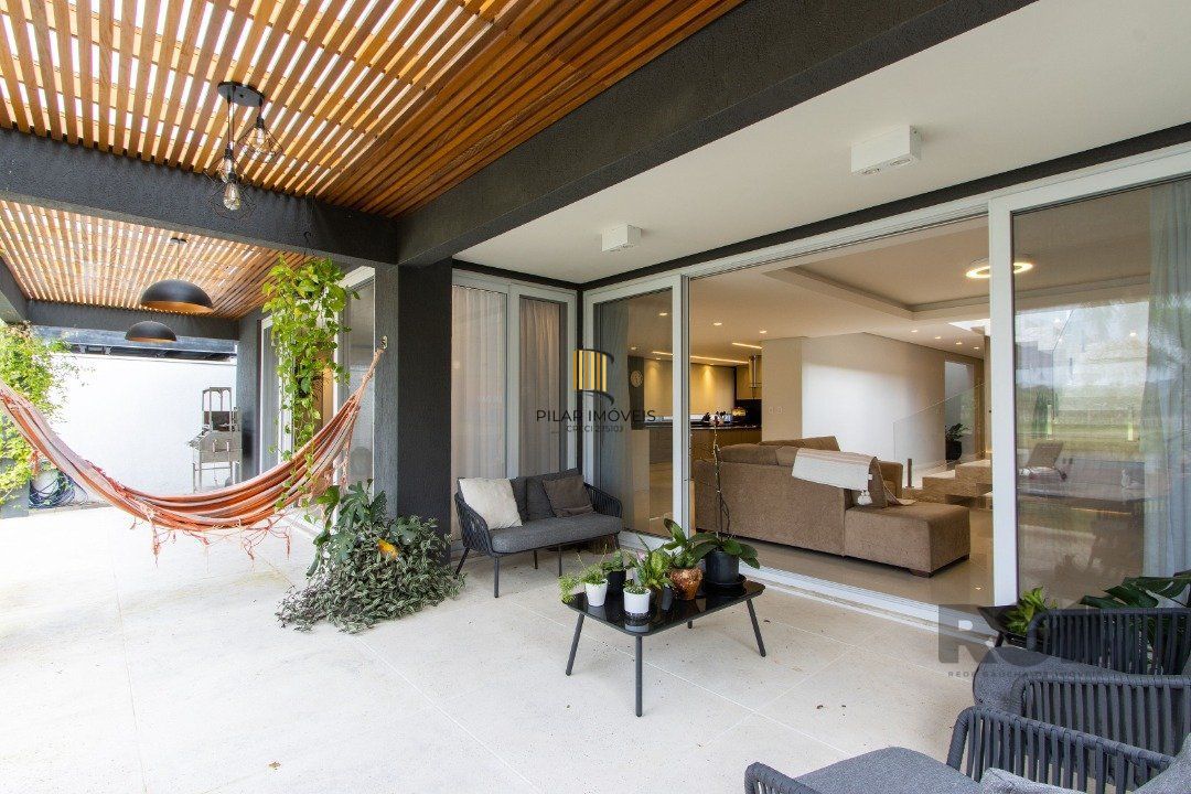 casa com  3 suítes no piso superior, mais 1 suíte no primeiro pavimento.