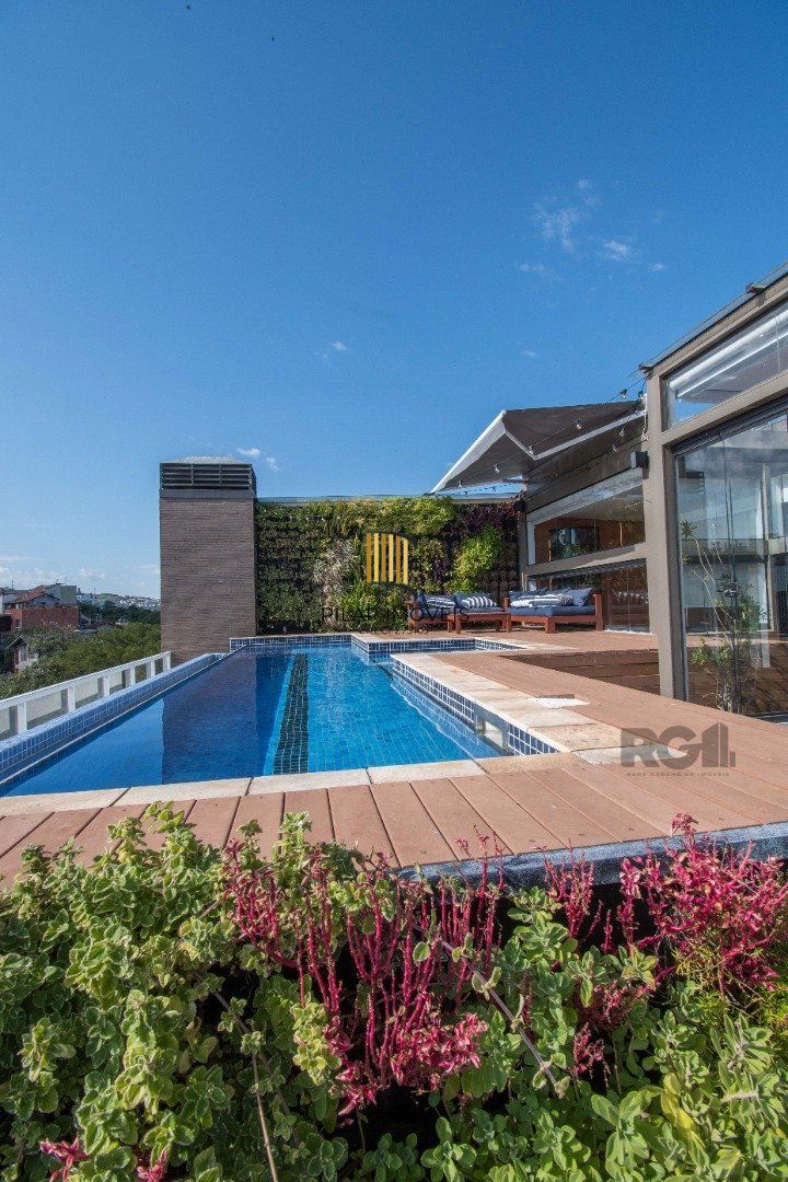 Cobertura de alto padrão, construtora Clave, vista perene para o Rio, 3 suítes, piscina, 3 vagas cobertas.