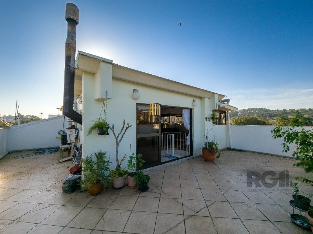 Cobertura, 2 quartos, 1 suite, dependência de empregada, 1 vaga de garagem, bairro Partenon