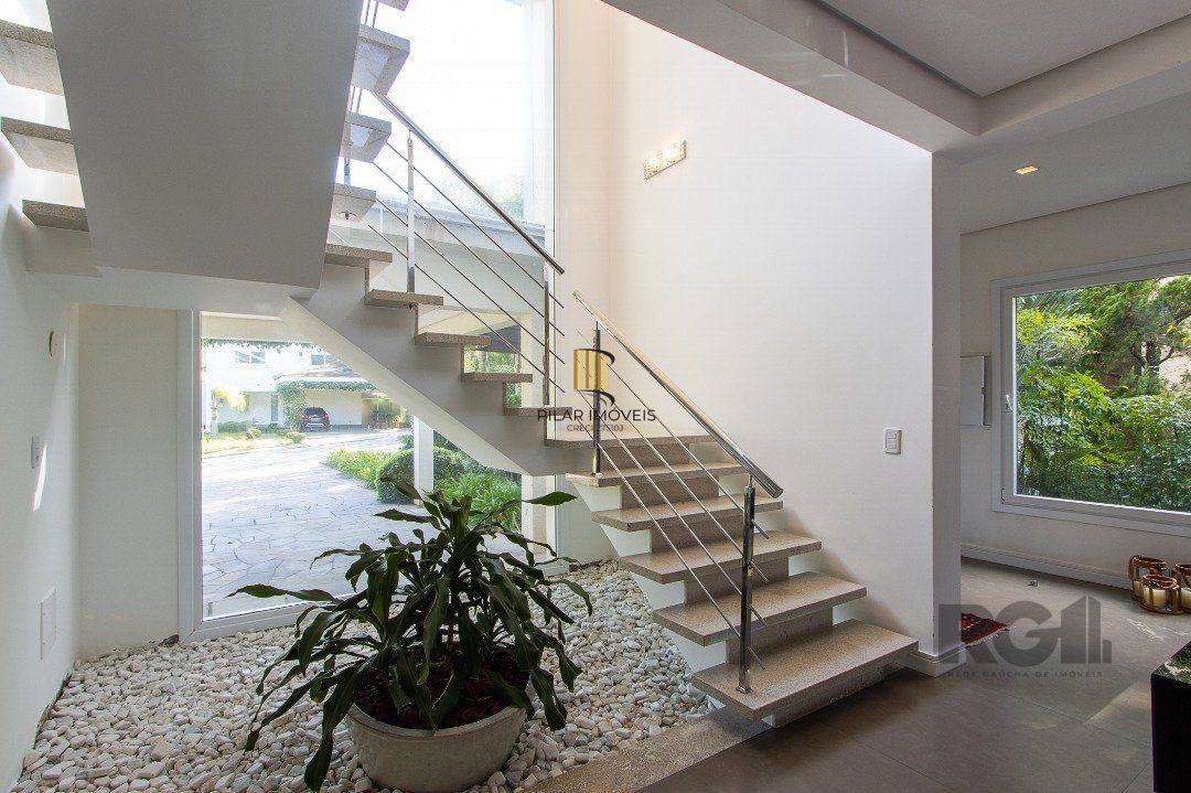 Casa no Condomínio Las Rocas, vista para o Guaíba, com 5 suítes