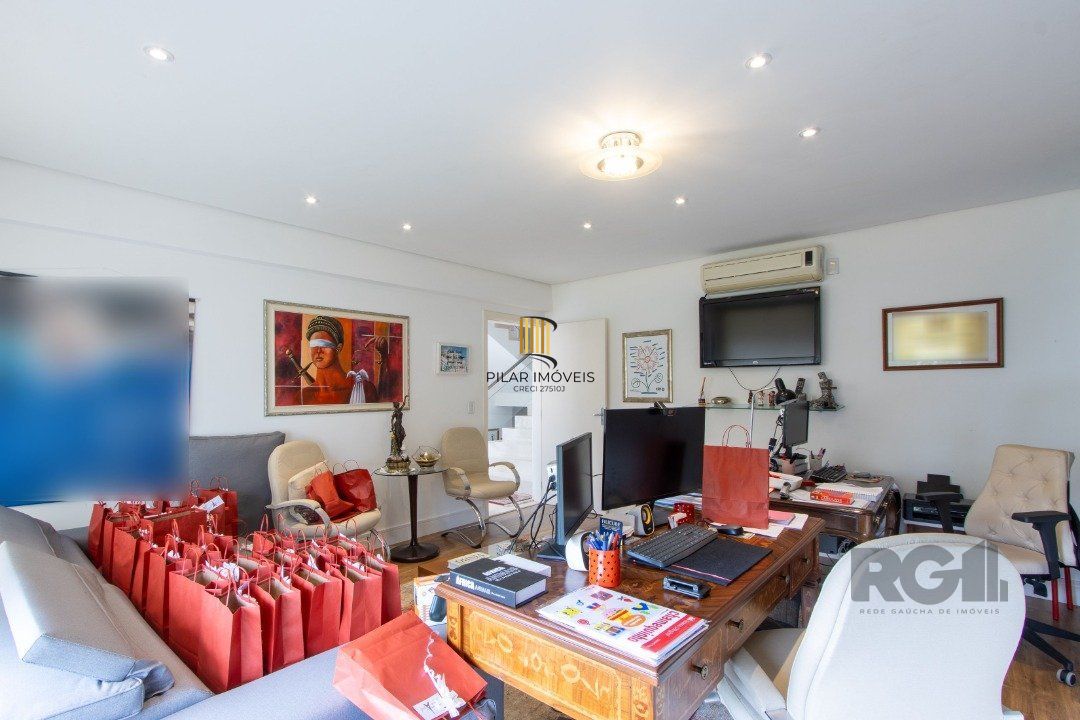 Casa em condominio . com 6 suites, sendo 3 suítes master com closet e hidro.