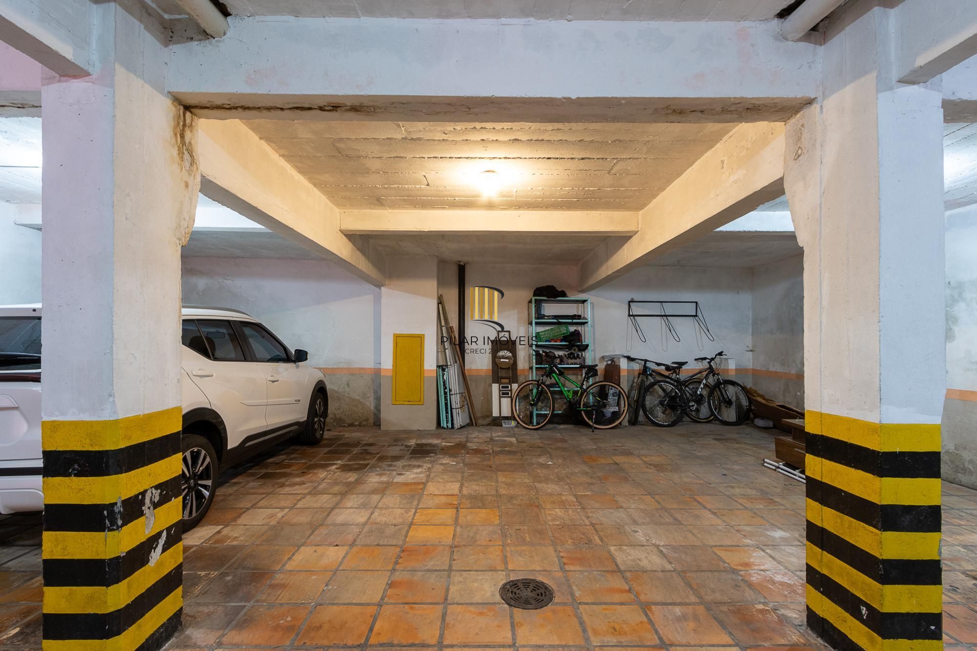 Apartamento frente à fundos, 3 dormitórios, 1 vaga escriturada - Centro Histórico