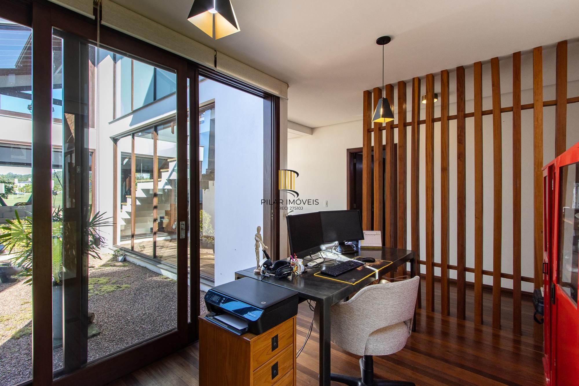 Casa no Condominio Terra Ville.  3 suites, com fundo para o lago.