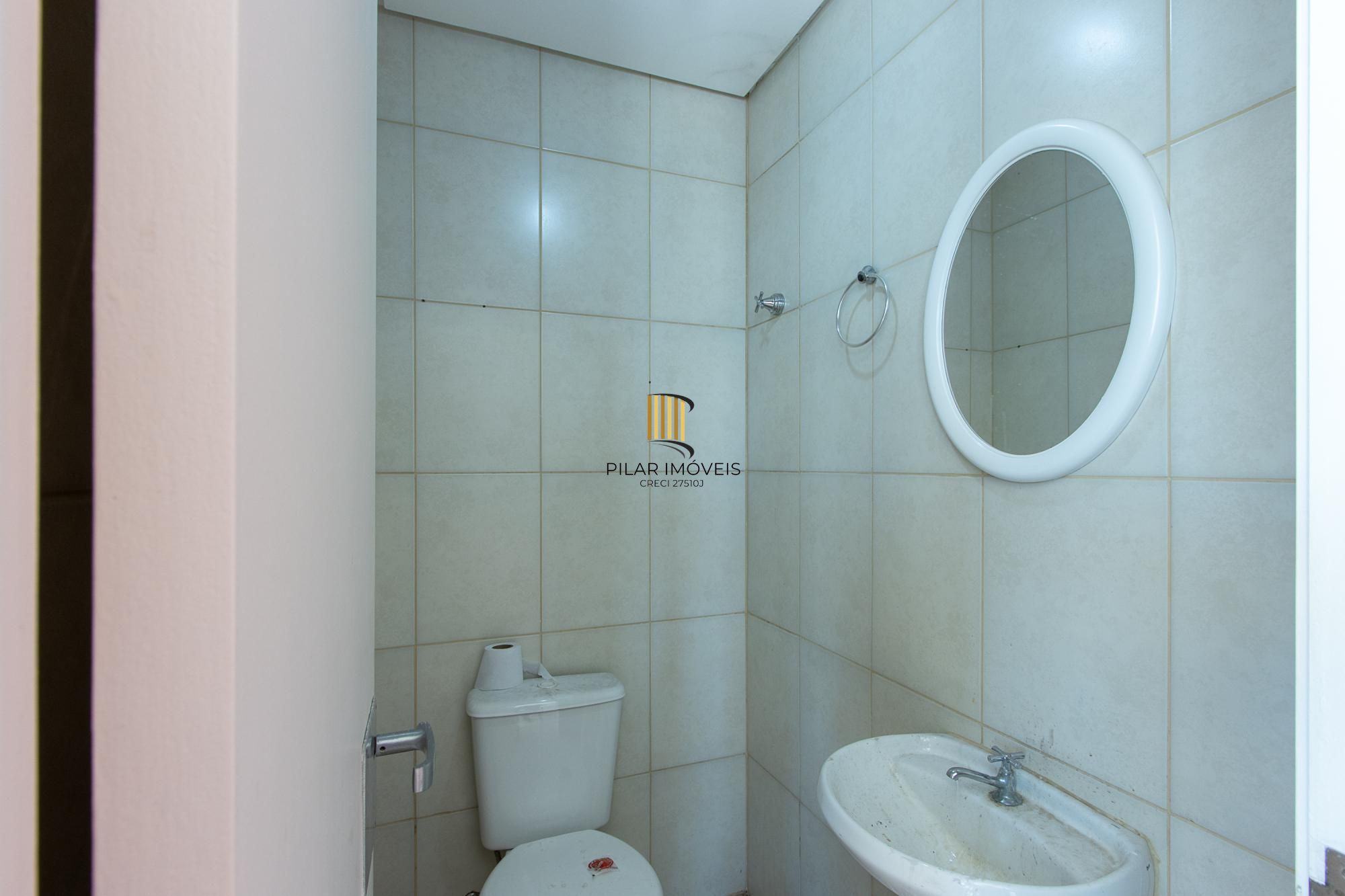 Cobertura de 3 dormitórios, 1 suíte e duas vagas de garagem no bairro Cristal.