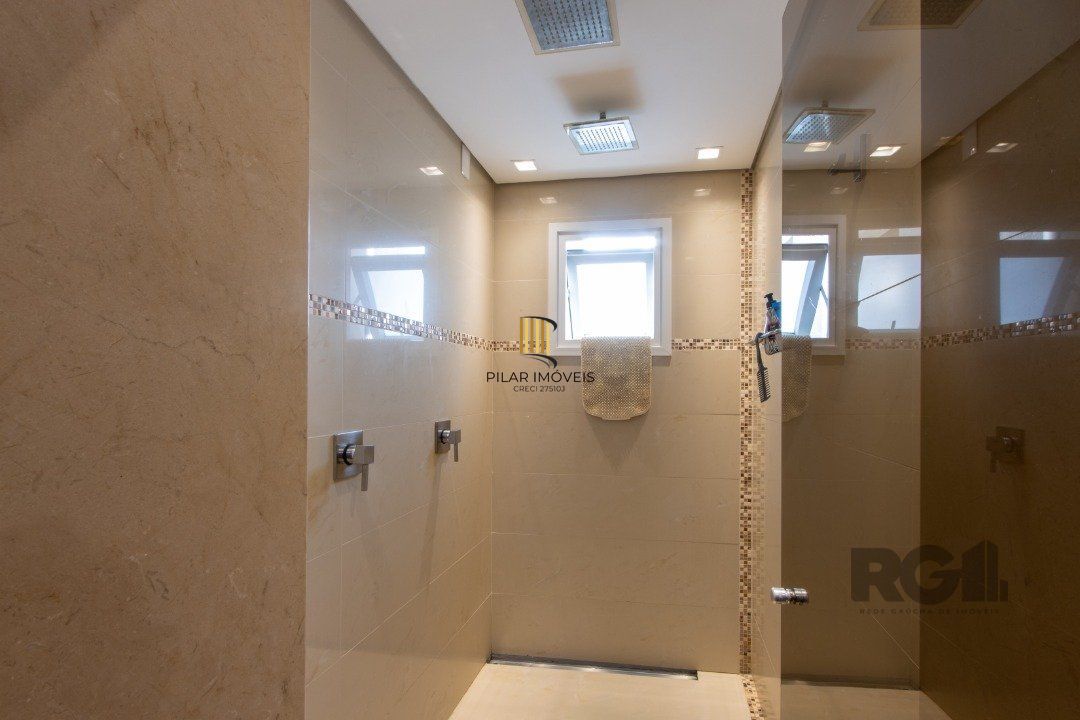 Casa com 5 suites com area privativa 714,00