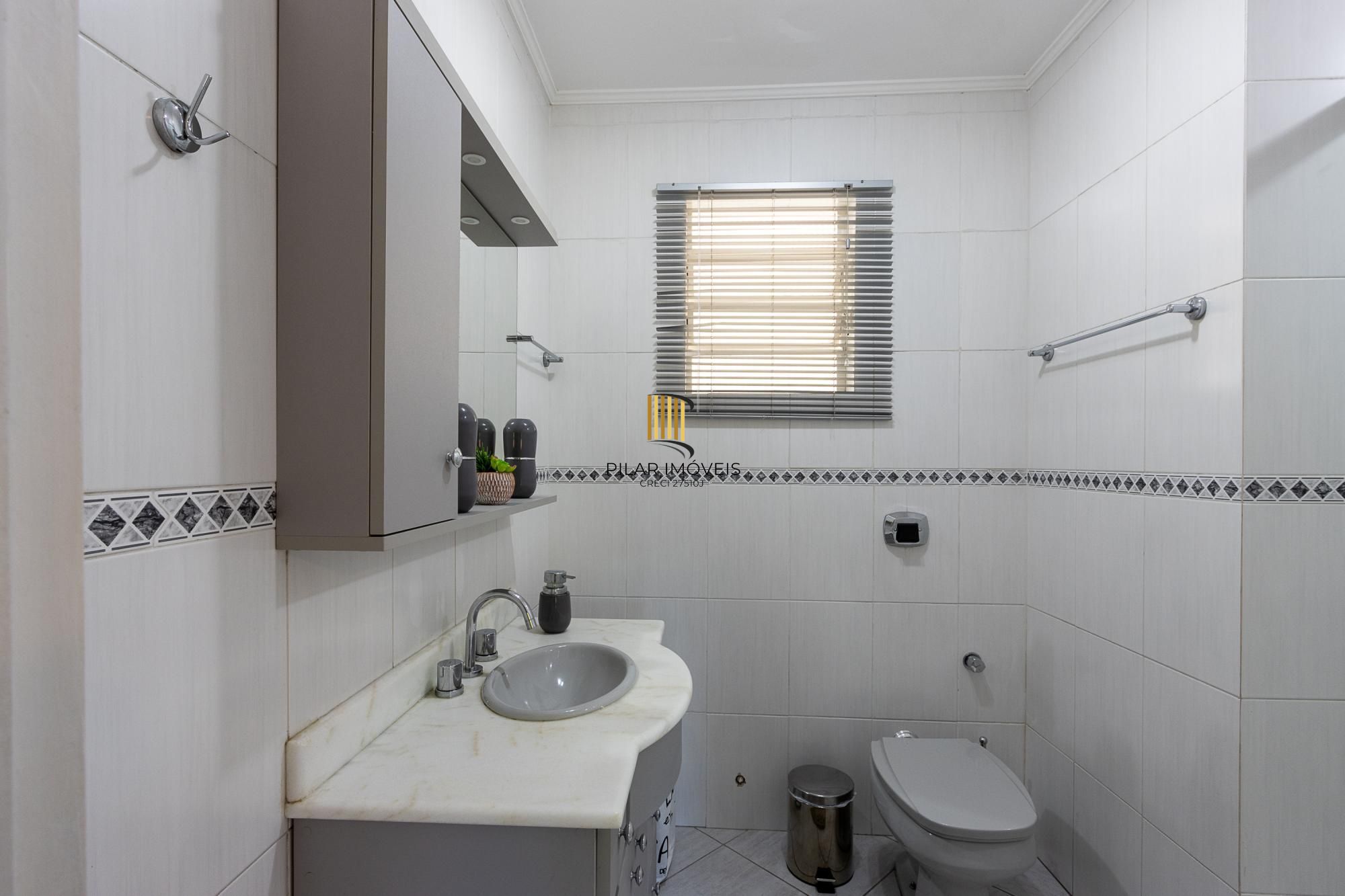 Casa de alvenaria, 4 dormitórios, 2 suítes, bairro Cristal.