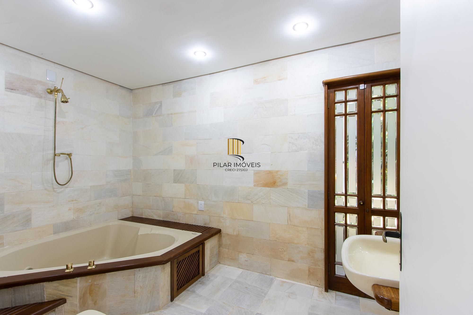 Casa com 2 dormitórios 3 banheiros. lareira e churrasqueira, e com arquitetura moderna.