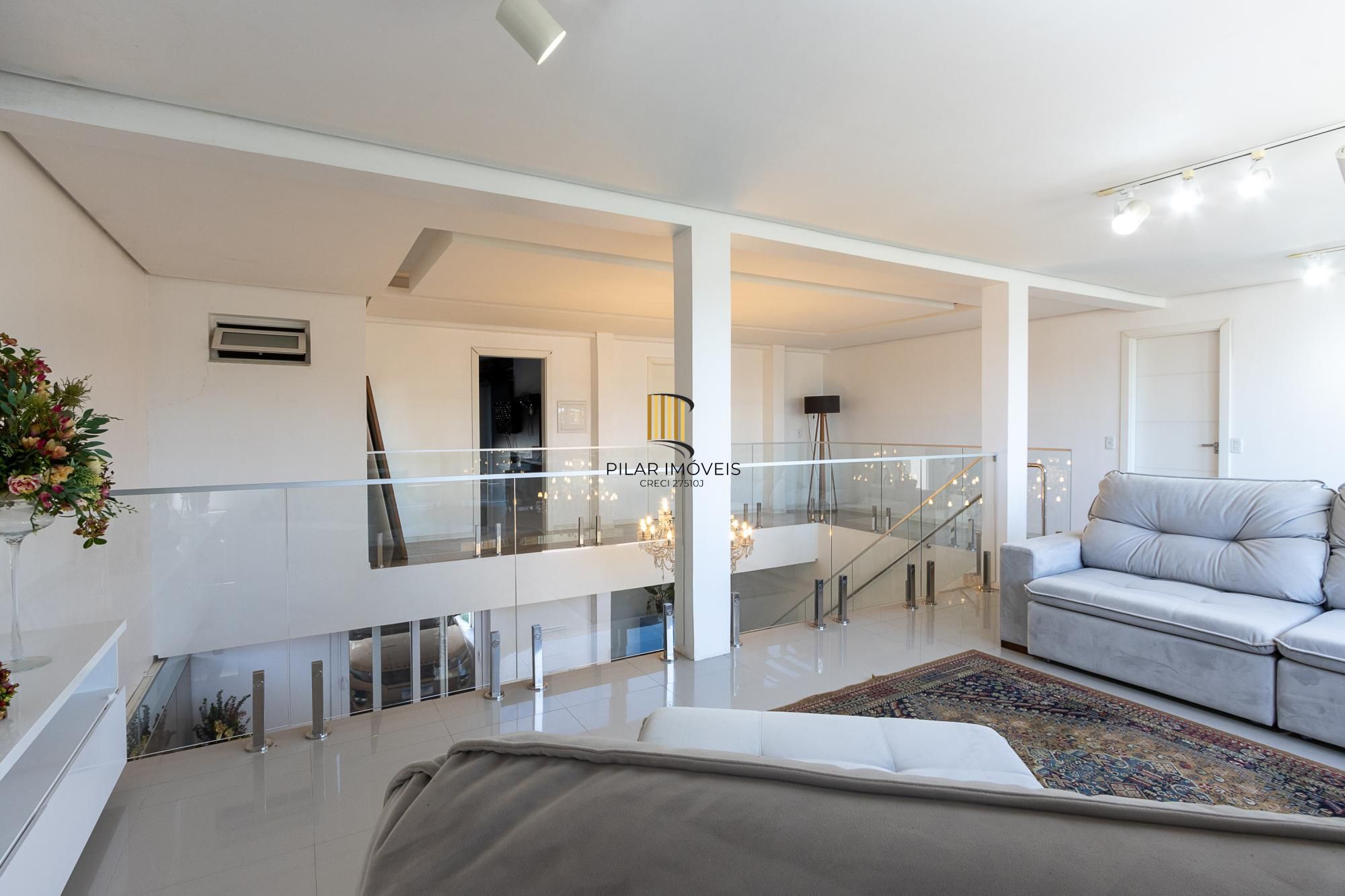 Excelente casa de 3 dormitórios, 3 suítes e 2 vagas no bairro Cavalhada.