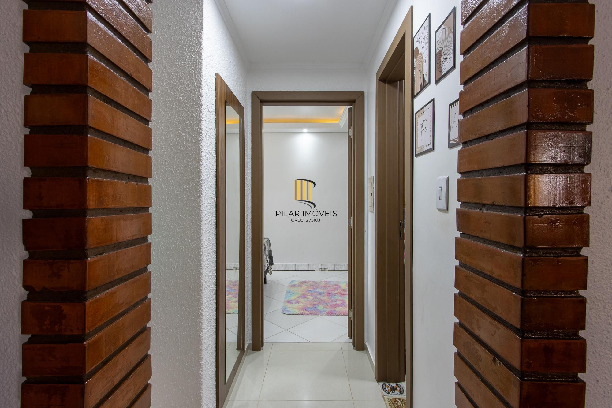 Casa de 4 dormitórios, 2 suítes, piscina, pátio e 2 vagas de garagem.