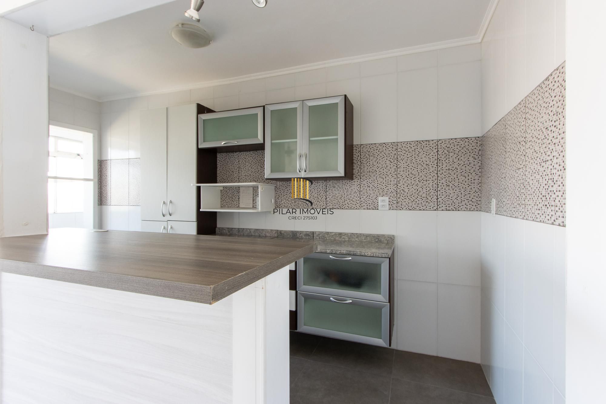 Apartamento semimobiliado à venda no bairro Cristal, 2 dormitórios, 2 banheiros, 1 vaga coberta e vista livre para o Guaíba