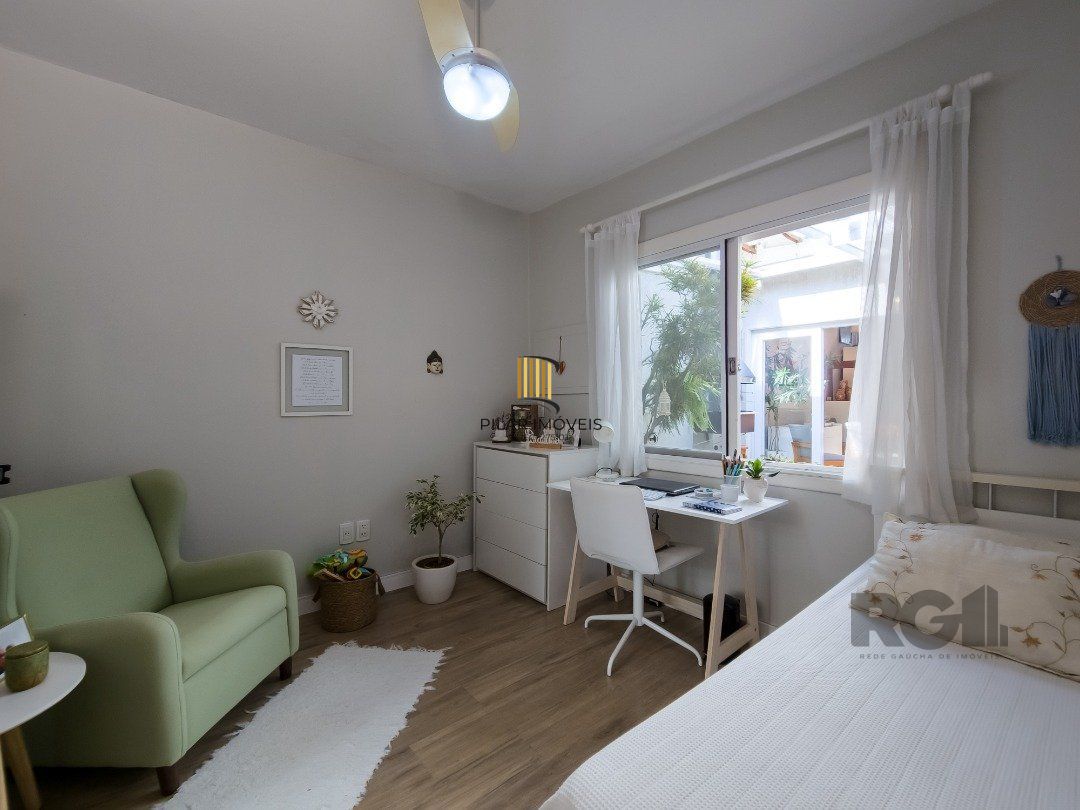 CASA TÉRREA REFORMADA, 3 QUARTOS, SUITE, PÁTIO - BAIRRO CRISTAL